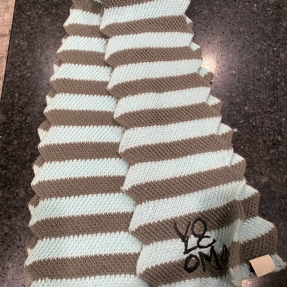 Volcom beanie and scarf set - Picture 3 of 3